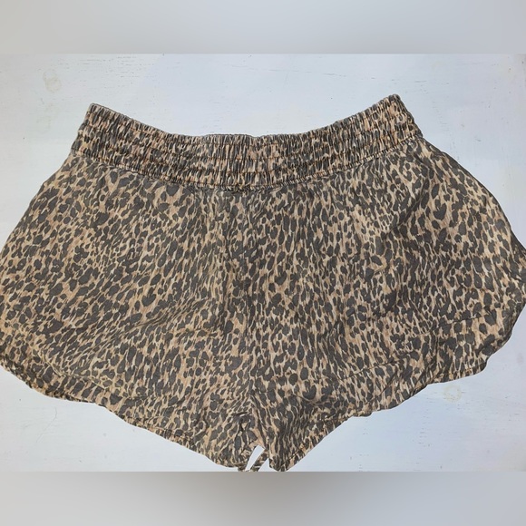 Hollister - Leopard Print Women’s Shorts - Picture 2 of 3